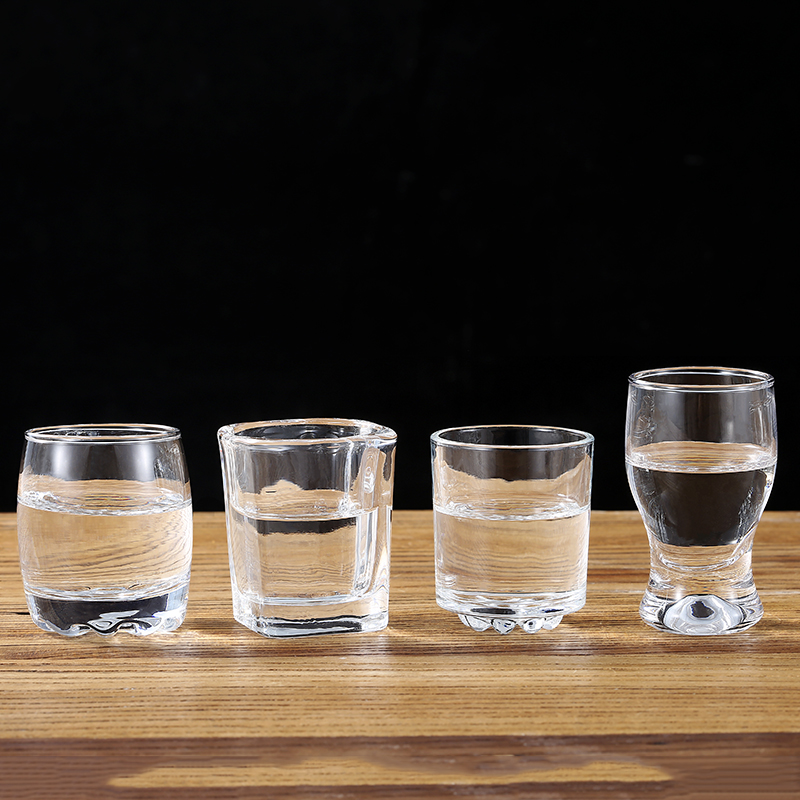 厚いガラスの白ワインカップ、小型酒器、高脚カップ、リャン（5 - Wine Beer Foot のレビューと価格